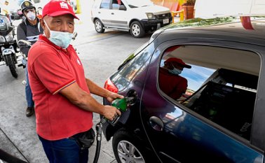 Las estaciones de servicio que se vean involucradas en facilitar la venta de combustibles para el contrabando pueden ser sancionadas con el cierre de los establecimientos e incurrir en prisión de tres a 14 años. Archivo