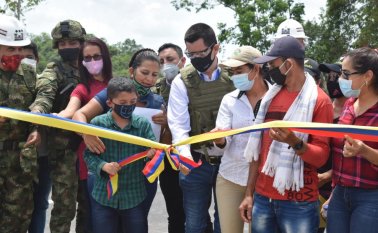 Momentos en que autoridades y comunidad cumplían con los actos protocolarios de la entrega de la carretera. Cortesía/La Opinión