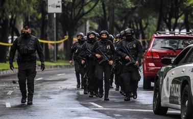 El secretario de Seguridad de México, Omar García Harfuch, fue alcanzado por tres impactos de bala y sobrevivió. En el hecho tres personas resultaron muertas.  AFP