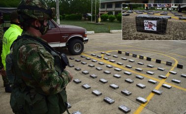 La droga era transportada en una camioneta que los presuntos narcotraficantes abandonaron. Cortesía Ejército