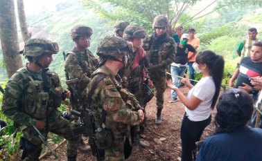 En el sitio estuvieron presentes delegados de la Personería y Alcaldía de Teorama. Posteriormente, la comunidad solicitó el apoyo de la Fiscalía y la Procuraduría. En la foto, los militares retenidos. Policía Nacional