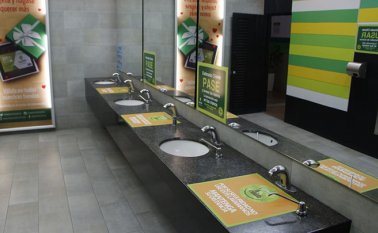 En los centros comerciales como Unicentro, se está cumpliendo con los protocolos de bioseguridad para evitar el contagio del coronavirus. Mario Caicedo / La Opinión