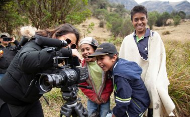 Victoria Solano en la producción de ‘Sumercé’ y dice que al terreno de las pequeñas escalas también entra la minería artesanal que se practica desde la época  Cortesía