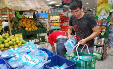 Según un estudio elaborado con los consumidores colombianos, cerca del 35 % de los encuestados no podrán cumplir con los términos originales de los créditos que tienen vigentes. Archivo La Opinión