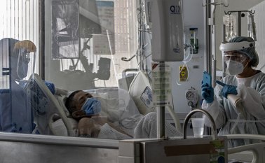 Según la estadística oficial, el 45% de los afectados está en el rango de edad 20-39 años. AFP