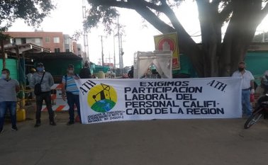 Los trabajadores desarrollaron un plantón frente a la obra, para manifestar su inconformismo ante la contratación de personal de otras partes del país y no de Cúcuta. Cortesía