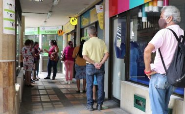 ‘Pico y cédula’ se mantiene igual, por días pares e impares, para las compras en tiendas y supermercados, pago de servicios y diligencias en bancos y otras entidades financieras.
Archivo