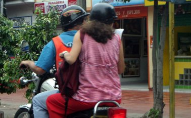 No se puede llevar como parrillero a niños menores de 10 años o que no alcancen los posapies del vehículo, embarazadas ni acompañante hombre. Archivo