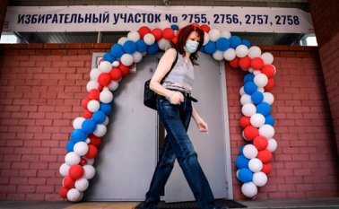 En Rusia, hombres y mujeres acatan las recomendaciones de las autoridades sanitarias como el uso del tapaboca, y así se ha podido neutralizar el avance de la pandemia. AFP