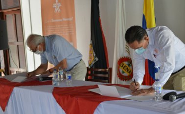 El alcalde de Cúcuta, Jairo Yáñez; y Sergio Alfonso Ramírez, director (e) de la institución en Norte de Santander. Cortesía