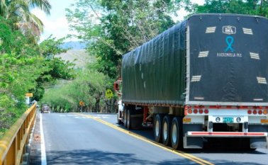 El transporte de carga no se detiene. Archivo / La Opinión