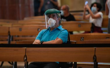 Un hombre con una máscara facial en la basílica de la Sagrada Familia de Barcelona, España.
 AFP