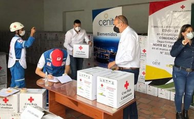 El alcalde de Ocaña, Samir Casadiego, recibe elementos de bioseguridad de la Empresa Colombiana de Petróleos, Ecopetrol. Cortesía