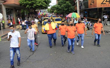 Los taxistas iniciaron el recorrido desde el sector de El Malecón y luego se movilizaron por distintas calles de la ciudad, donde con pitos, sirenas y banderas expresaron sus denuncias, para exigir a las autoridades locales que les garantice el desarrollo legal de su trabajo. Mario Caicedo / La Opinión
