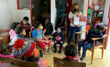 Los niños acuden a consultar, hacer tareas y a divertirse en la biblioteca del barrio. Cortesía