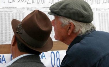 Los adultos mayores beneficiarios en la ciudad podrán acercarse a los operadores de pago autorizados Efecty. Archivo / La Opinión