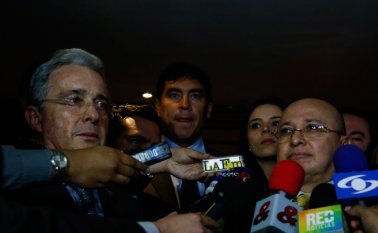 Álvaro Uribe (izquierda) señaló que Eduardo que Montealegre (derecha) “se esconde en los Derechos Humanos, pero los ignora para justificar la impunidad a terroristas por delitos atroces”. 
 Colprensa
