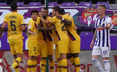El Barcelona es segundo a un punto del Real Madrid que jugará mañana contra el Granada. AFP