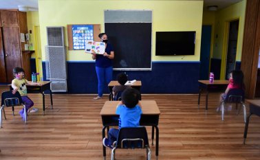La decisión de reabrir las escuelas no depende del presidente o gobernador, sino de los diferentes distritos escolares. AFP