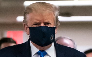 Como el presidente de Brasil, Jair Bolsonaro, al presidente de Estados Unidos, Donald Trump, no le quedó más remedio que dejarse poner el tapaboca. AFP