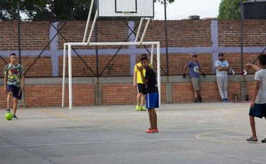 Sin tapabocas ni distanciamiento, así se observaron a estos jóvenes en el polideportivo de Bellavista. Alfredo Estévez