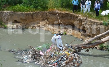 En medio de este caño de aguas negras las autoridades también hallaron un pie que aún portaba un tenis de color negro con fucsia.