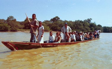 Pobladores de La Gabarra desplazados durante la toma de los paramilitares en 1999. Archivo