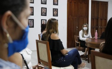 Mujeres cabeza de hogar son capacitadas en Ocaña para fabricar trajes antivirales y tapabocas para el personal médico asistencial de la zona. Cortesía