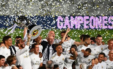 A falta de una jornada, el Real Madrid se proclamó campeón ayer  de La Liga por vez 34. Zinedine Zidane, director técnico del equipo merengue, con este título, alcanzó 11 desde que llegó a dirigir la casa blanca. Esta Liga, es la segunda en su palmarés como entrenador.  AFP