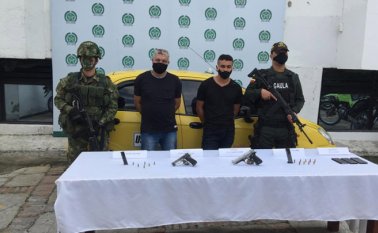 A Eliécer Bayona, 'El Taxista' y Edwin León, 'Carlos', las autoridades les hallaron dos pistolas Prieto Beretta y quince cartuchos. Ejército Nacional