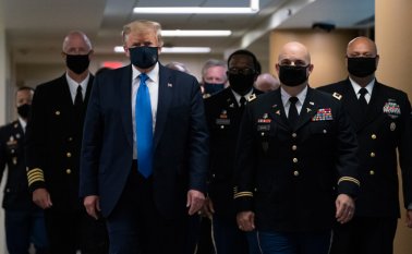 Las simpatías por el presidente Donald Trump se han desplomado desde el inicio de la pandemia; solo el 38% de los estadounidenses aprueba su manejo de la crisis de salud, frente al 51% en marzo, según una encuesta de The Washington Post. AFP