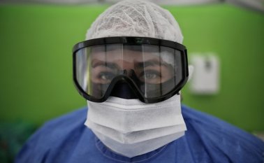 Para seguir evitando la propagacion del virus, en Bogotá se está llevando acabó un nuevo servicio que toma la muestra del Covid-19 en el vehículo de la persona que quiso realizarse está prueba. Colprensa