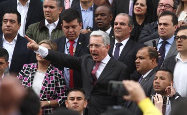 Álvaro Uribe Vélez Senador de Centro Democrático, junto a demás representantes del partido. Colprensa