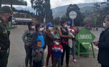 El alcalde solicitó ayuda a Migración Colombia ayuda para mejorar el tránsito de los caminantes hacia Cúcuta. Roberto Ospino