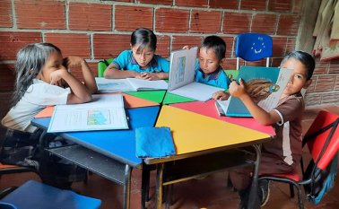 Los niños asisten a clases sin temor a ser contagiados por la COVID-19, gracias a las estrictas medidas de bioseguridad. Cortesía -La Opinión