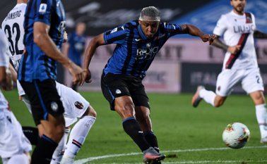 Luis Muriel marcó su gol 18 en la presente serie a tras un pase del también goleador Duván Zapata, quien tiene un gol menos en su registro.   AFP