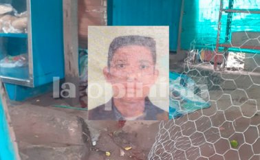 El cuerpo de la víctima fue cubierto con una manta mientras que sus familiares esperaban el levantamiento. El caso es materia de investigación. La Opinión