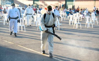 Todo un ejército, de personas trabaja a diario en la Central de Abastos de Cúcuta para garantizar las condiciones básicas de bioseguridad que permitan blindar a comerciantes y clientes de la COVID-19. Cortesía