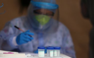 Ya el consenso médico es que después de 14 días un asintomático o una persona con síntomas leves se puede dar como recuperado. Colprensa