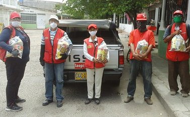 Hasta el barrio Aeropuerto llegaron las donaciones de alimentos básicos de la canasta familiar. Alfredo Estévez