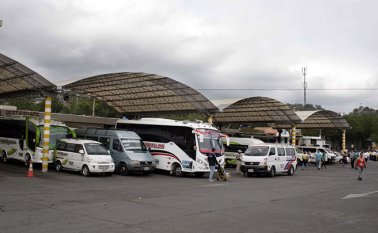 Los empresarios del transporte intermunicipal le solicitaron a las autoridades un trato más justo para soportar la dura crisis económica que están padeciendo por culpa de la suspensión temporal de las actividades del transporte de pasajeros. Mano dura con la piratería es una de sus peticiones.
 Archivo / La Opinión
