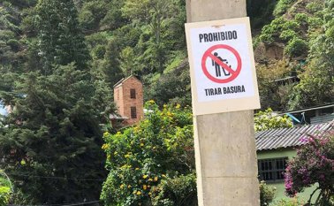 Los estudiantes pusieron avisos en sectores de la quebrada La Paliza, vía a vereda La Rosa. Cortesía