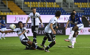 Duván zapata junto a Luis Muriel son los máximos goleadores del Atalanta con 18 goles cada uno. El sábado chocarán con Inter a la 1:45 p.m. hora colombiana.  AFP