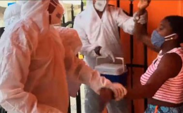 En el video, que se hizo viral en las redes sociales, muestra a la mujer golpeando a los jóvenes disfrazados. Captura de video