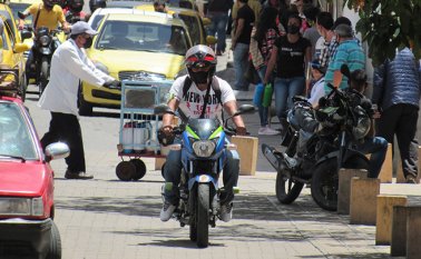 La gente se aglomera en los sectores comerciales de Pamplona. Roberto Ospino