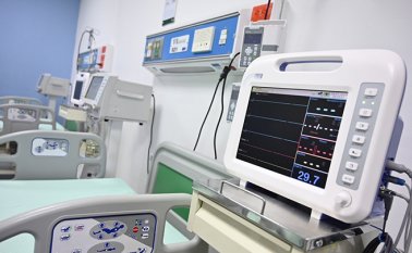 El Gobernador Silvano Serrano, y el gerente del Hospital Universitario Erasmo Meoz, Tonino Botta, en un recorrido por la zona de expansión externa que está destinada para la atención de pacientes diagnosticados con COVID-19. Cortesía