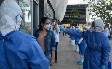 Protocolos de bioseguridad en la entrada del aeropuerto Internacional Camilo Daza en Cúcuta. Archivo / La Opinión