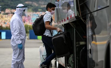 Las empresas de transporte que movilizan migrantes hacia la frontera deben cumplir una serie de protocolos de bioseguridad y contar con los permisos de las autoridades de transporte y de migración. Colprensa