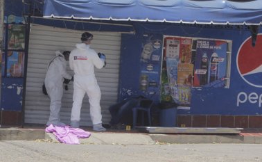 Deivy Arley quedó sobre una silla azul de plástico. Cristian Herrera