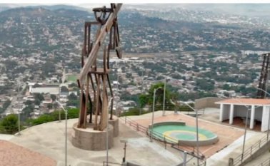 El Cerro Nazareno permaneció solitario en esta Semana Santa, a diferencia del año pasado que la romería llevó a centenares de feligreses hasta el emblemático monumento. Archivo / La Opinión